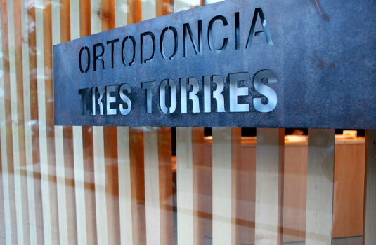 Ortodòncia Tres Torres Barcelona clínica entrada
