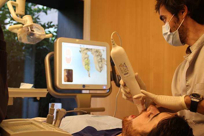 El ortodoncista es un dentista especializado en el tratamiento de afecciones bucales causadas por anomalías de desarrollo o mala posición de los dientes