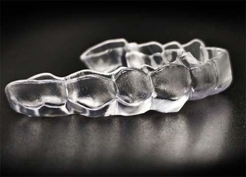 Primer plano de una férula de descarga que puede utilizarse como retenedor de ortodoncia transparente