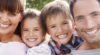 Imagen familia sonriente para introducir post "¿Cuántos dientes tenemos?"