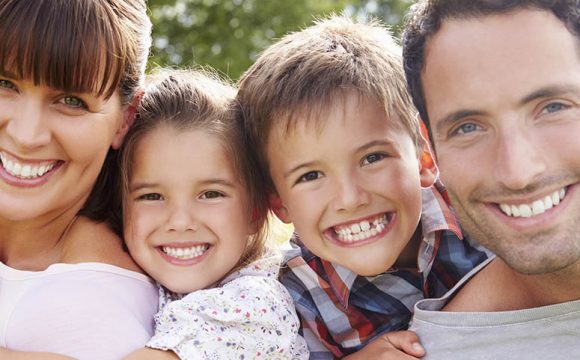 Imagen familia sonriente para introducir post "¿Cuántos dientes tenemos?"