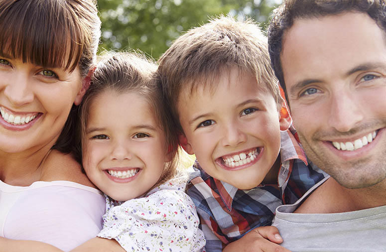 Imagen familia sonriente para introducir post "¿Cuántos dientes tenemos?"