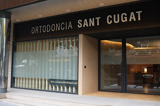 Orthodontics Sant Cugat clinic entrance