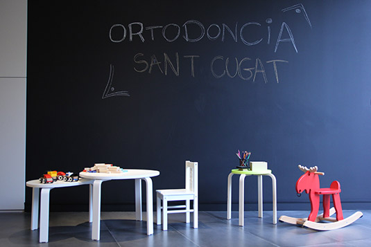 Ortodoncia Sant Cugat clínica sala espera niños Ortodoncia Sant Cugat clínica sala espera niños