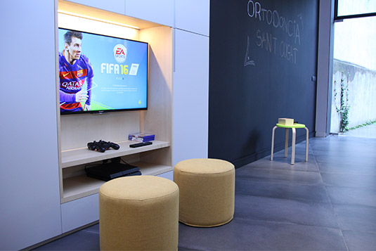 Ortodoncia Sant Cugat clínica sala espera niños play station Ortodoncia Sant Cugat clínica sala espera niños play station