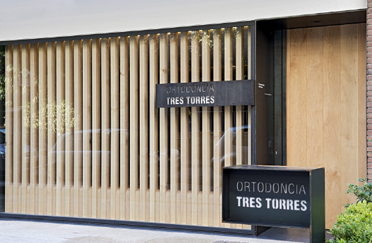 Orthodontics Tres Torres Barcelona clinic entrance